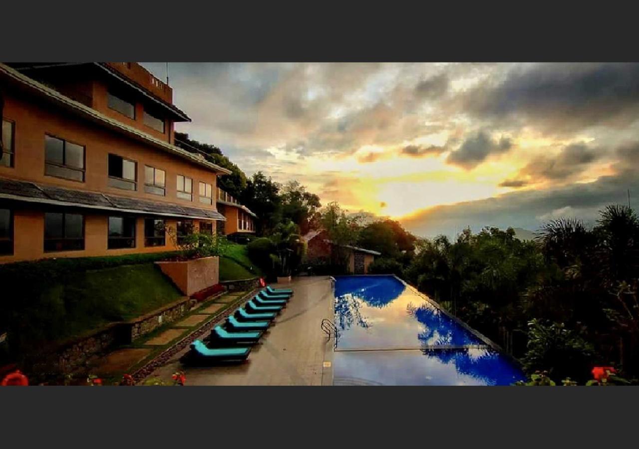โพเอทรี สรวาร ปอร์ติโค โฮเต็ล Hotel เทกคาดี ภายนอก รูปภาพ